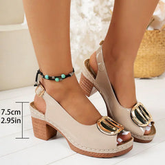 Középsarkú, nyitott orrú szandál fém csattal