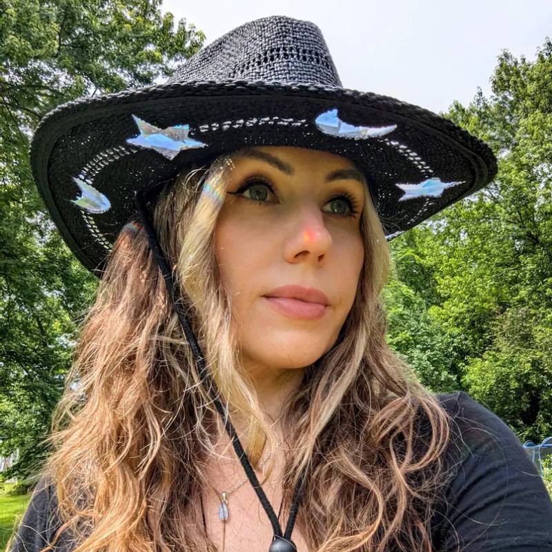 🌞Nyári akció 49% kedvezménnyel🤠Suncatcher Cowgirl szalmakalap✨Készíts szivárványt bármikor, bárhol!
