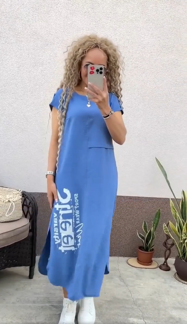 Betűmintás, kerek nyakkivágású és hasított zsebekkel ellátott ruha